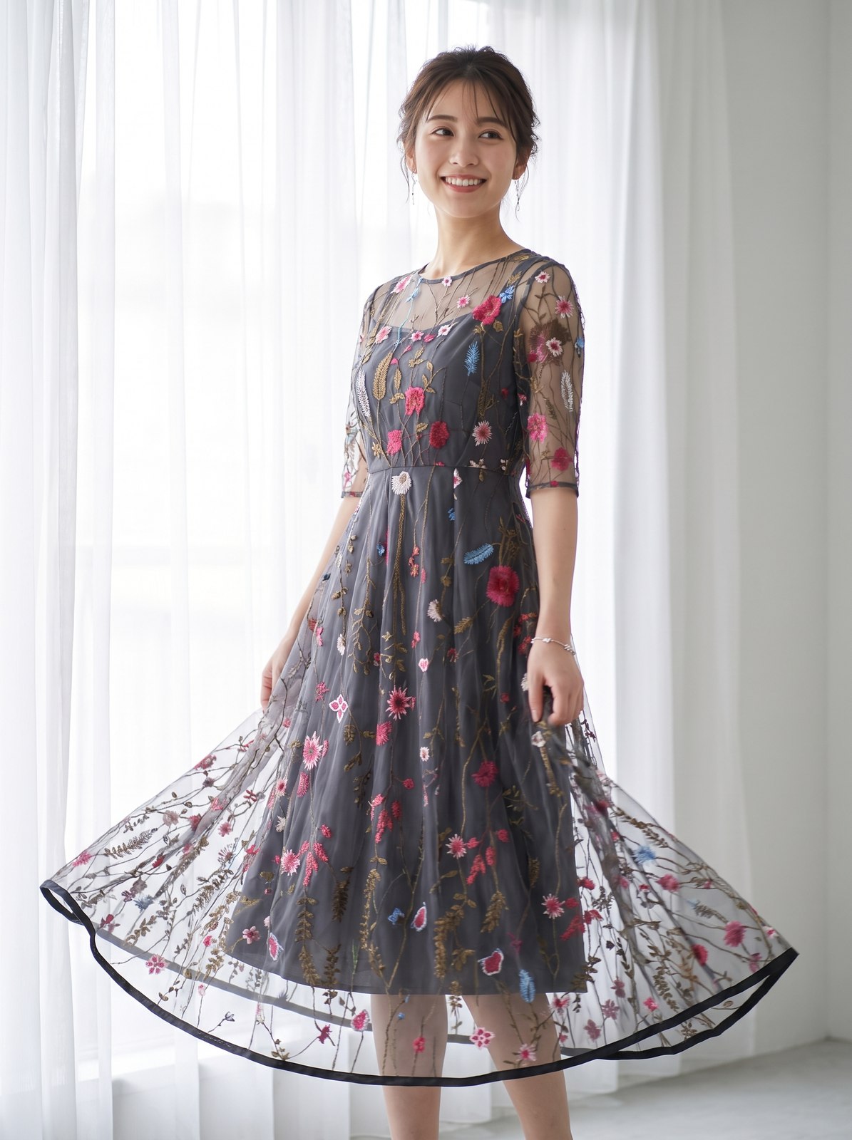 大人にもぴったりのロマンティックなワンピース（ホワイト・グレー系・Mサイズ）| 名古屋のレンタルドレス24DRESS