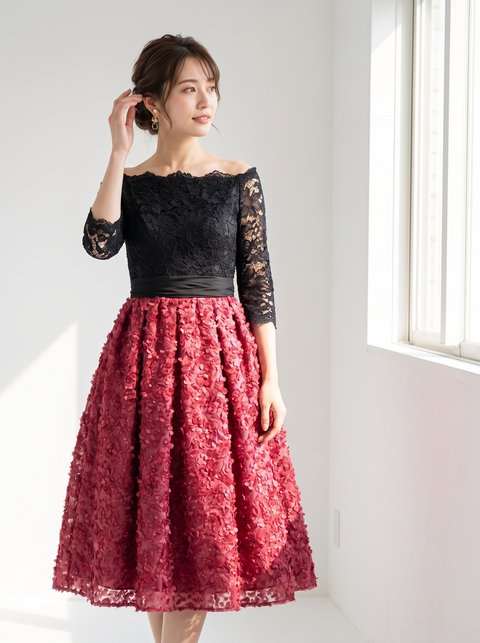 立体感のある繊細なレース刺繍が散りばめられたフォーマルドレス（レッド・ピンク系・Mサイズ）| 名古屋のレンタルドレス24DRESS