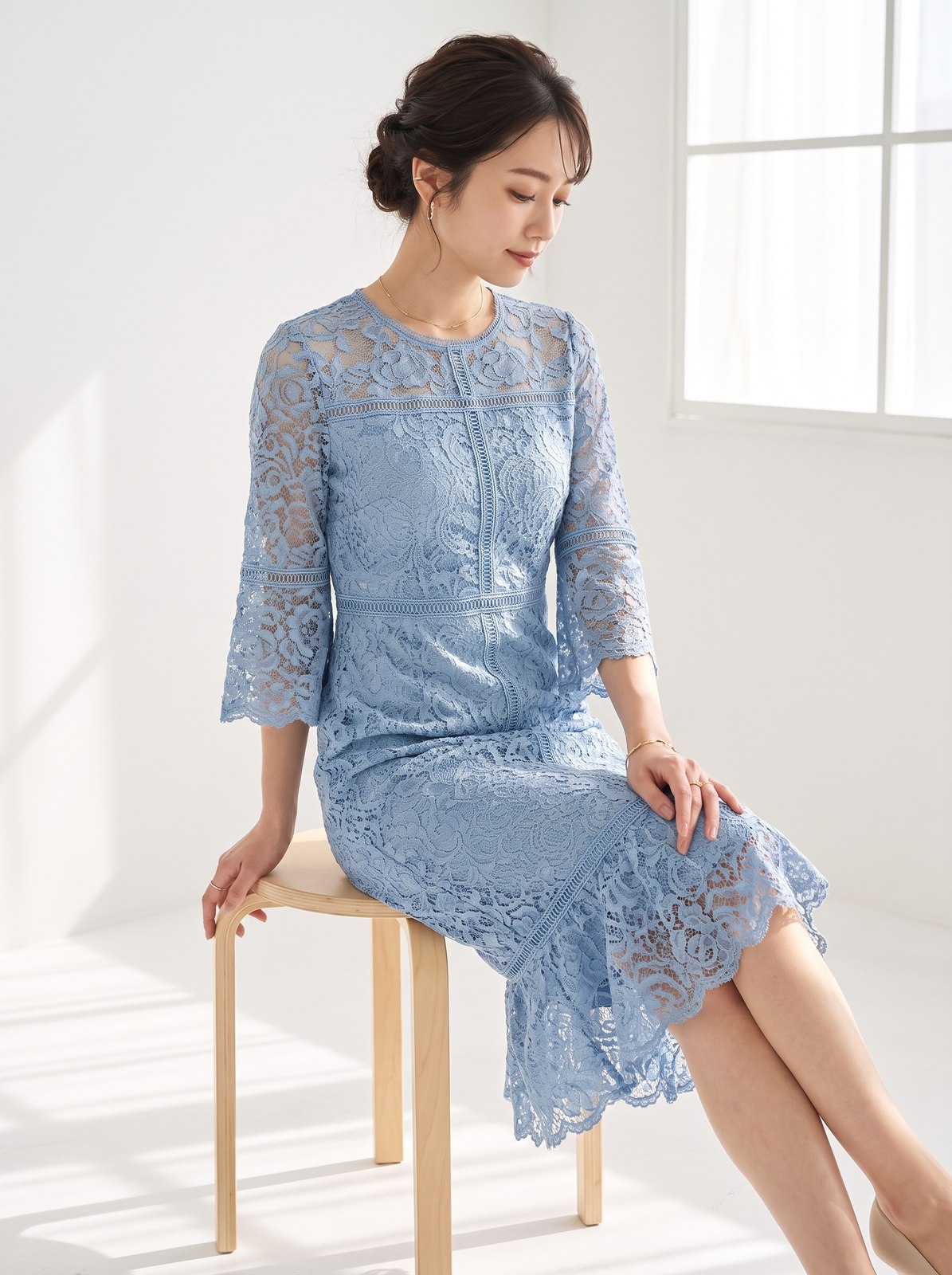 華やかでリッチな総レースワンピースドレス（ネイビー・ブルー系・Sサイズ）| 名古屋のレンタルドレス24DRESS