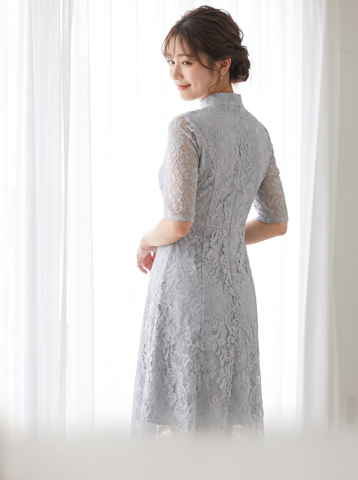 スタンドネックフレアドレス（ホワイト・グレー系・Sサイズ）| 名古屋のレンタルドレス24DRESS