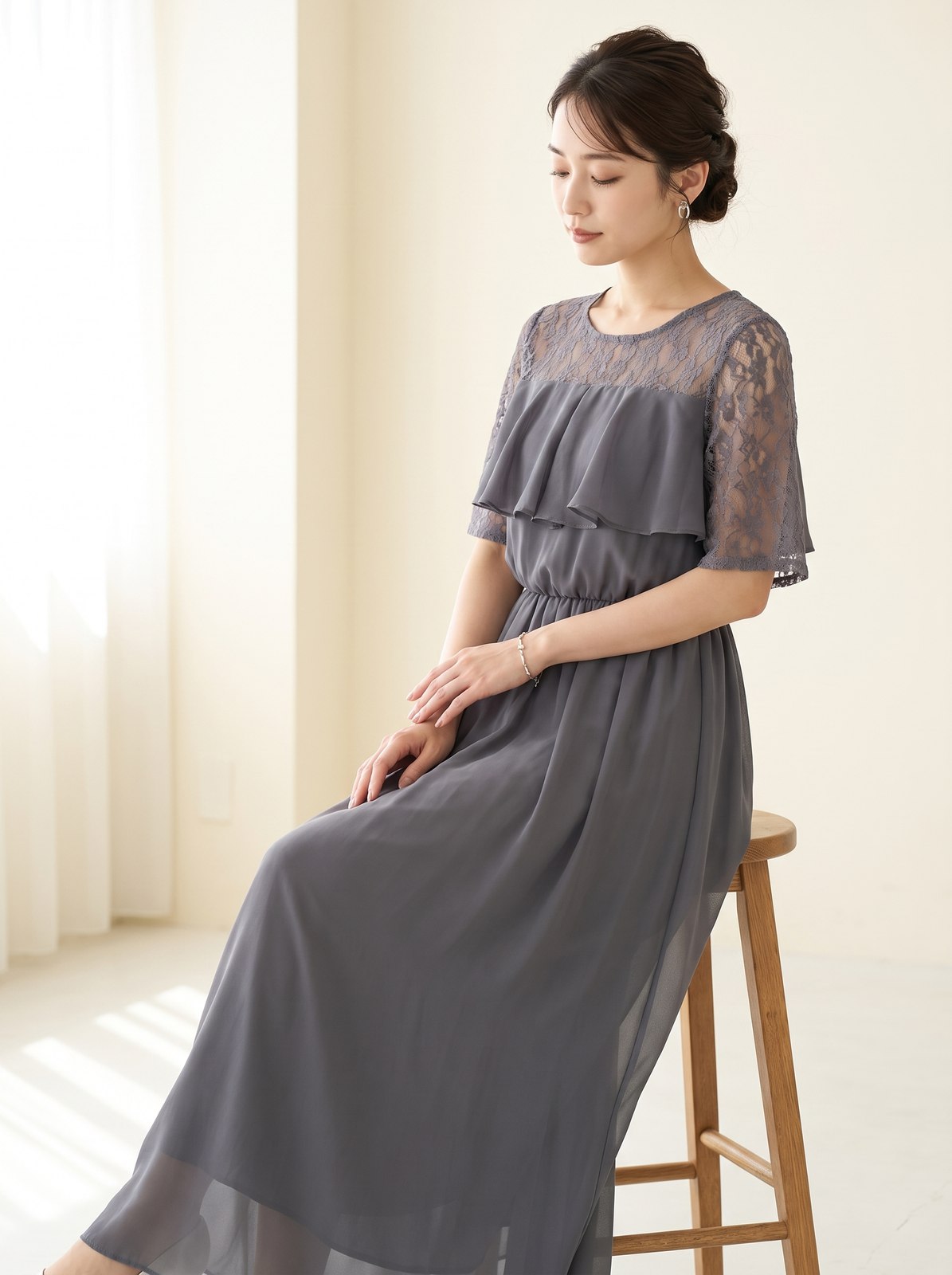胸元フリルのレースドレス（ホワイト・グレー系・Lサイズ）| 名古屋のレンタルドレス24DRESS