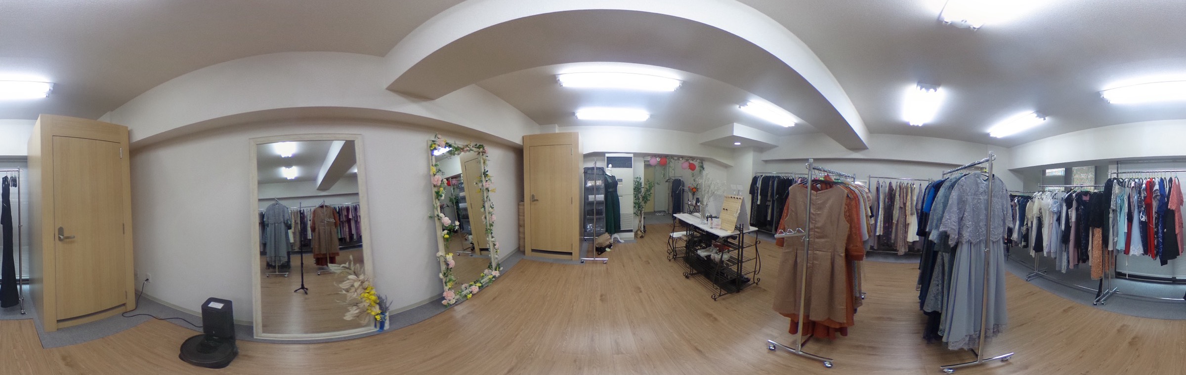 24DRESS店内の360度パノラマ。ドレスラックと大きな鏡のあるプライベートな試着空間